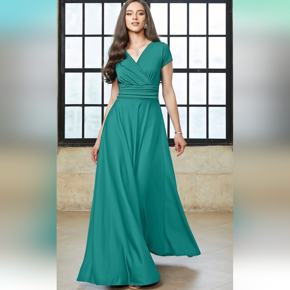 *NWT* Cap Sleeve Flowy Cocktail Gown - Picture 4 of 4